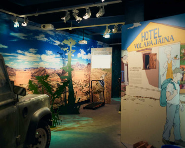 Vue de l'exposition Il faut sauver le Joba Mena, Jeep sur fond peint