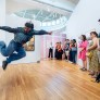 Visite dansée dans l'exposition Banlieues chéries