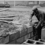 Ouvrier immigré travaillant dans le bâtiment en région parisienne, 1965 © Gérald Bloncourt, Musée national de l’histoire et des cultures de l’immigration, CNHI