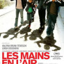 Les mains en l’air