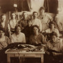 Atelier de confection pour hommes Skolni situé rue Marcadet à Paris, 18e arrt. Debout à gauche Raphaël Eskenazi, 1920 © Mémorial de la Shoah /C.D.J.C./M.J.P.