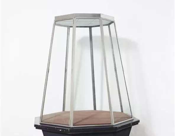 Vitrine pyramidale, 2003
