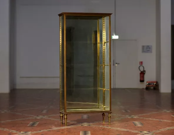Vitrine à piètement métallique