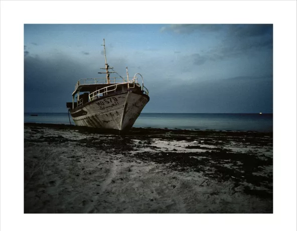 Laetitia Tura, Je suis pas mort, je suis là (titre de la série). Disparitions – bateau échoué. Zarzis, Tunisie, 2012