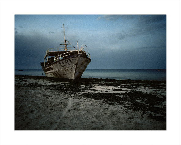 Laetitia Tura, Je suis pas mort, je suis là (titre de la série). Disparitions – bateau échoué. Zarzis, Tunisie, 2012
