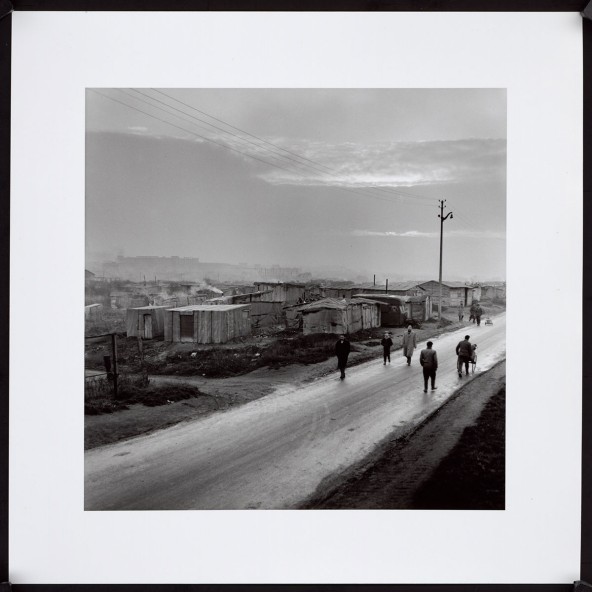 Jean Pottier, Bidonville de Nanterre (série), 1956, tirage gélatino-argentique sur papier. Collection du Musée national de l'histoire de l'immigration. 2006.234.1