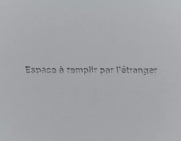 Latifa Echakhch, Hospitalité, 2006, inscription en creux dans le mur, édition 3/3. Collection du Musée national de l'histoire de l'immigration. 2012.34.1