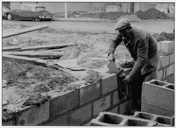 Immigrant construction worker, Paris region, 1965 © Gérald Bloncourt