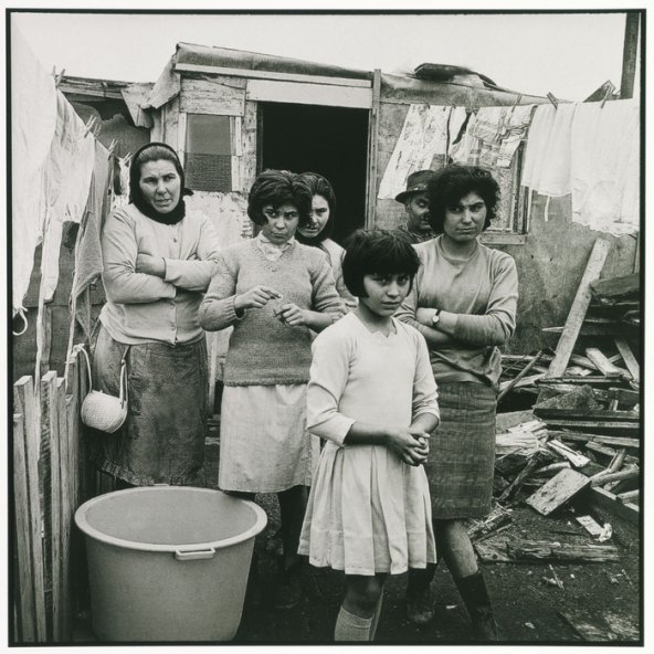 Famille d’immigrés portugais dans une bidonville de la région parisienne (1964). 