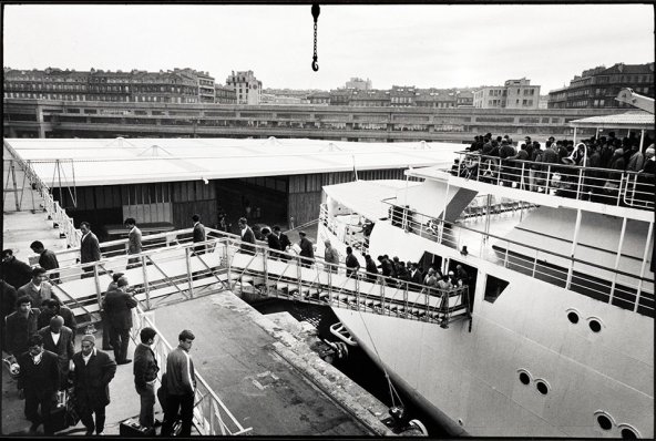 Marseille, arrivée de Fred Scamaroni de Corse, 18/10/1970 © Photo : Jacques Windenberger. Musée national de l’histoire et des cultures de l’immigration