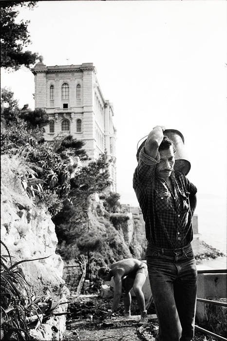 Monaco, réfection d’un chemin dans les jardins Saint Martin, travailleur algérien, 8/08/1984 © Photo : Jacques Windenberger. Musée national de l’histoire et des cultures de l’immigration