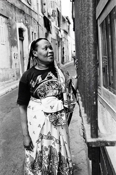 Marseille, Bonie, comorienne, quartier du Panier, en habit de fête pour le 14 juillet, 14/07/1992 © Photo : Jacques Windenberger. Musée national de l’histoire et des cultures de l’immigration