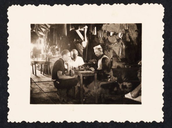 Scènes de vie au camp de Gurs, carnet de photographies du camp de Gurs, 1939. Photographies de Desvo Revaï dit Turaï © Musée national de l’histoire et des cultures de l’immigration