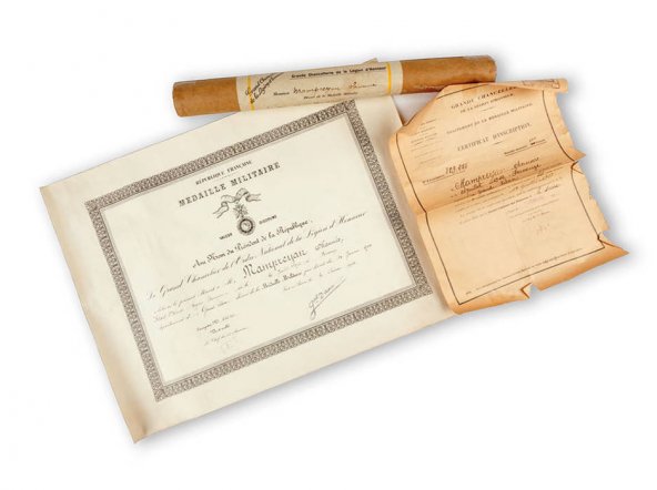 Le diplôme et le certificat de la médaille militaire d'Ohannès Mampreyan. Don de Pierre Mampreyan © Musée national de l'histoire et des cultures de l'immigration
