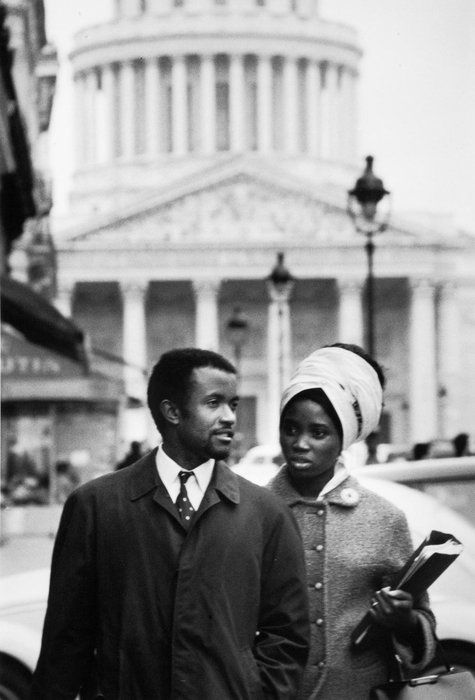 Reportage pour le centre d’éducation civique des Africaines à Paris, Etudiant et sa femme devant le Panthéon, 1966, Janine Niépce