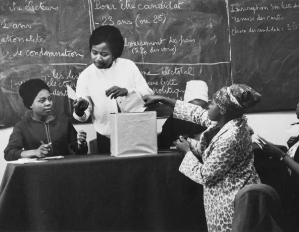 Reportage pour le centre d’éducation civique des Africaines à Paris, Le vote, 1965, Janine Niépce © Musée national de l'histoire et des cultures de l'immigration