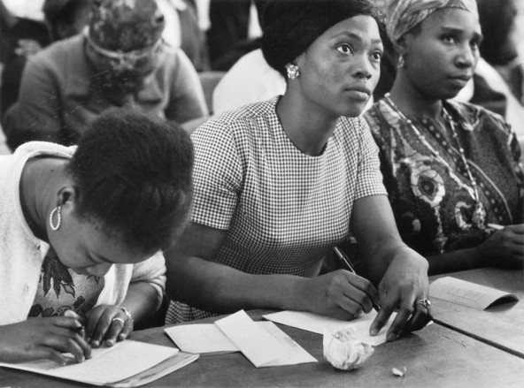 Reportage pour le centre d’éducation civique des Africaines à Paris, Cours de français, 1965, Janine Niépce © Musée national de l'histoire et des cultures de l'immigration