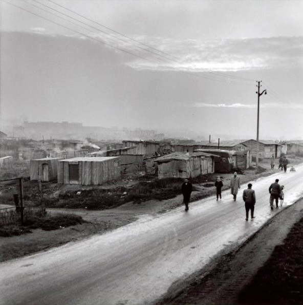 Bidonville de Nanterre, 1956 © Jean Pottier / Musée national de l'histoire et des cultures de l'immigration