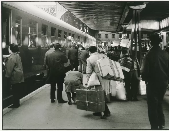 Voyageur portugais à l’arrivée du train Hendaye-Paris en gare d’Austerlitz , Paris 1966 © Gérald Bloncourt / Musée national de l'histoire et des cultures de l'immigration, CNHI 