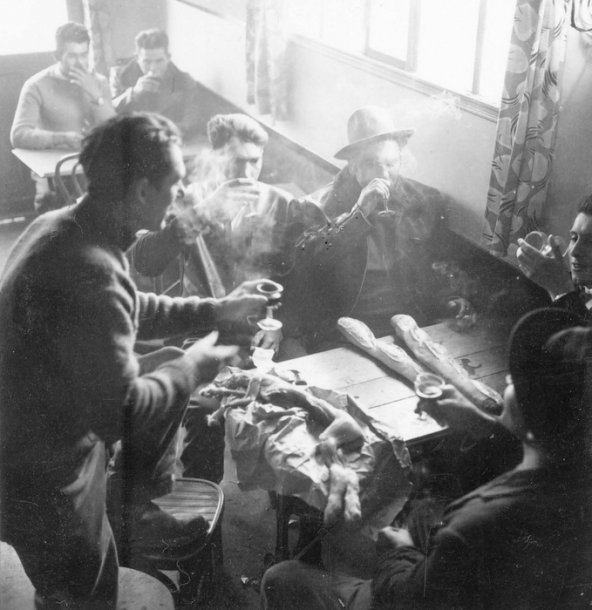 Portugais dans le bidonville de Champigny-sur-Marne, vers 1962