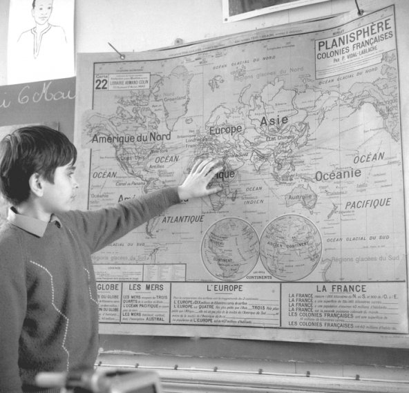 Alphabétisation et scolarité d'enfants d'immigrés à Gennevilliers - 6 mai 1970 © Gerald Bloncourt / Musée national de l’histoire et des cultures de l’immigration, CNHI