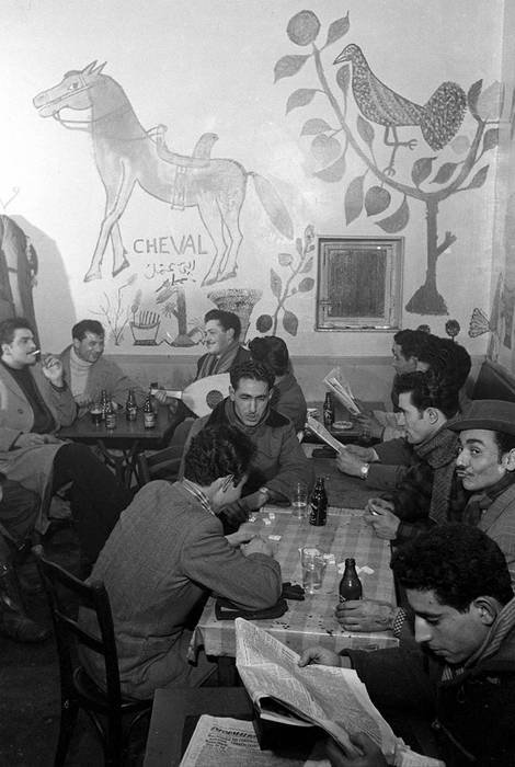 Le café de la rue Maître Albert 1955. Photographie. © Pierre Boulat / Cosmos / Musée national de l’histoire et des cultures de l’immigration, CNHI