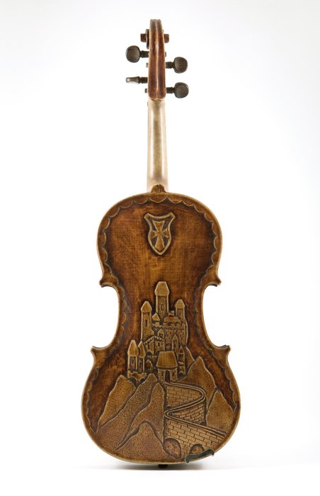 Violon comportant une sculpture de château des Carpates © Musée national de l'histoire et des cultures de l'immigration