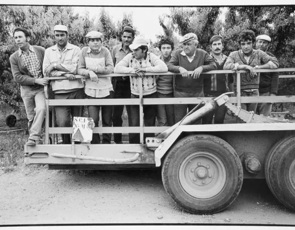 Environs de Nîmes, travailleurs marocains et espagnols dans les vergers du mas des Tuileries. 1981. Photographie de Jacques Windenberger