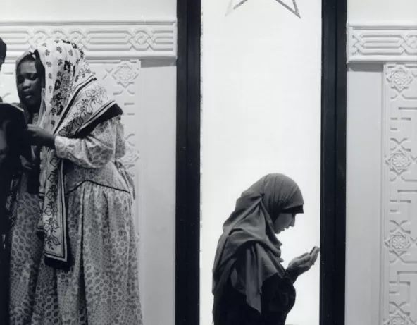 Femme priant dans la nouvelle mosquée de Lyon, Abbas