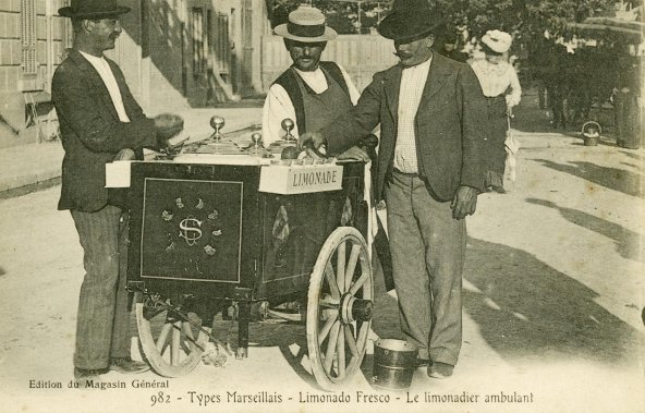 Carte postale montrant un limonadier ambulant