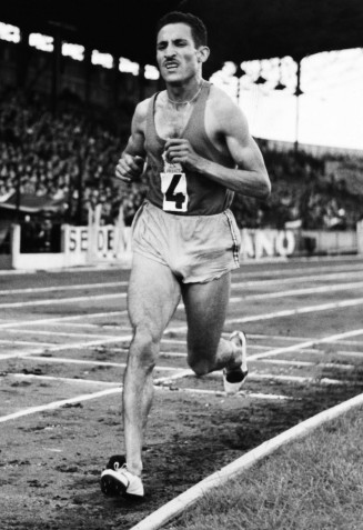 Melbourne 1956. Alain Mimoun remporte le marathon.