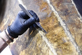 Gros plan sur la restauration d'un kayak inuit