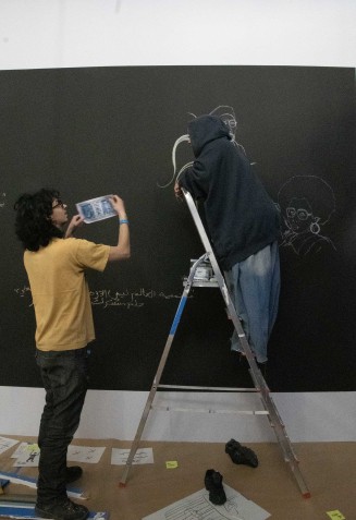 Photo du montage de l'exposition "Aux origines"