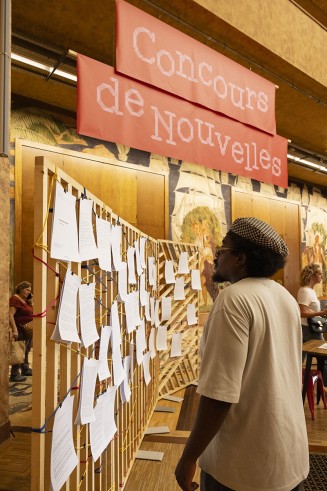 Une personne regardant les textes accrochés