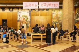 Scène ouverte avec public assis dans le forum