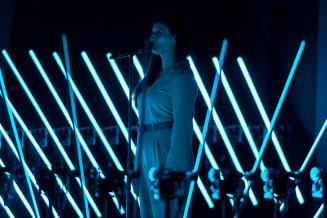 Scruture de néons bleus, femme avec un micro