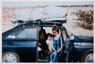 Cliché en couleur, représentant Claudine et Emna H. assises dans la voiture familiale (Volkswagen 1600TL).
