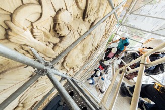 Visite du bas relief sur l'échafaudage