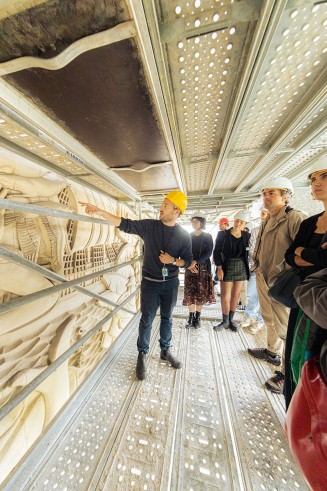 Visite du bas relief