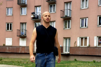 Denis Darzacq, série Les Marcheurs : Athmane Airouche, Bobigny, centre ville
