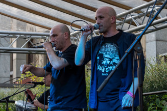 Les frères Amokrane, anciens du groupe Zebda, lors d'un concert au Palais de la Porte Dorée en juillet 2019