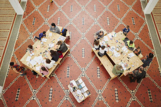 Photo vue de haut d'un atelier enfant