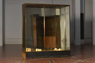 grande vitrine sur socle métallique