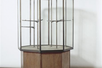 Vitrine octogonale sur pied, 2003