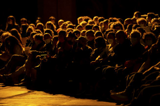 photo de public dans l'obscurité