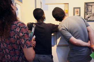 Jeunes enfants de dos en visite au musée