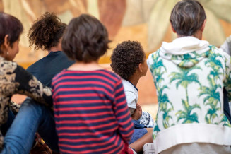 Enfants assis dans le forum