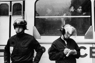 Diane Grimonet, Les sans-papiers en France (titre de la série), Devant la préfecture de Paris, 1998