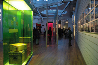 Photographie de Awatef Chengal à l'exposition repères, 2007