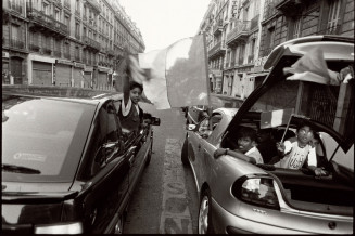 Communauté des Tamouls Sri Lankais en France. Photographie prise le soir de la finale de la coupe du monde de football, le 12 juillet 1998, après la victoire de l'équipe de France, Jean-Michel Delage